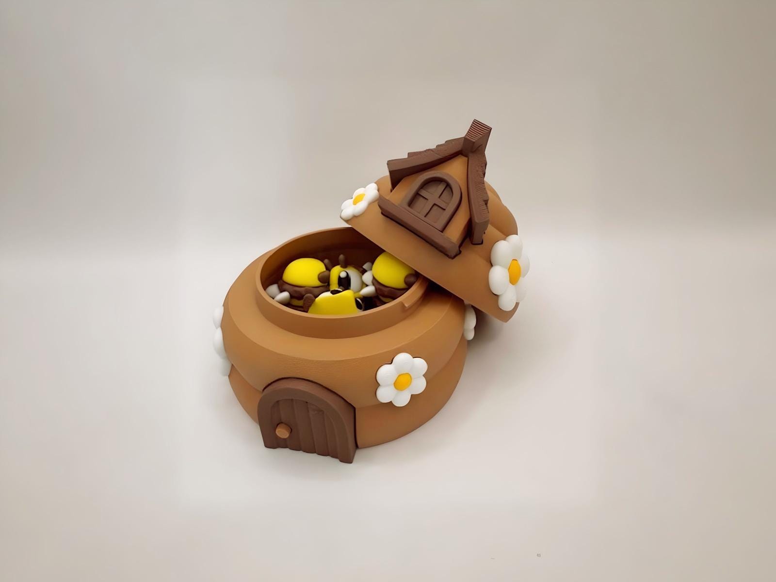 3D Printed Flexi Bee with Bee House: Articulated Desk Decor